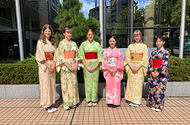 着物を着るとなぜか仕草が同じになる？