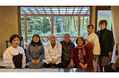 佐藤料理長を囲んで記念撮影