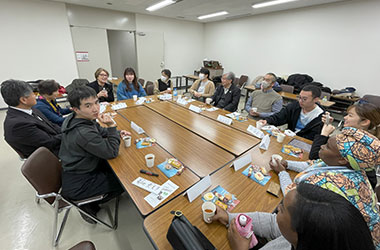 午後の交流茶話会の様子