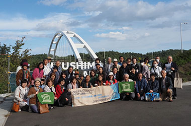 出島大橋をバックに記念撮影
