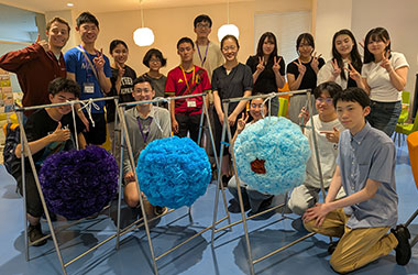 飾り制作留学生と共に