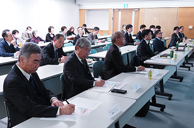 熱心に聴き入る参会者